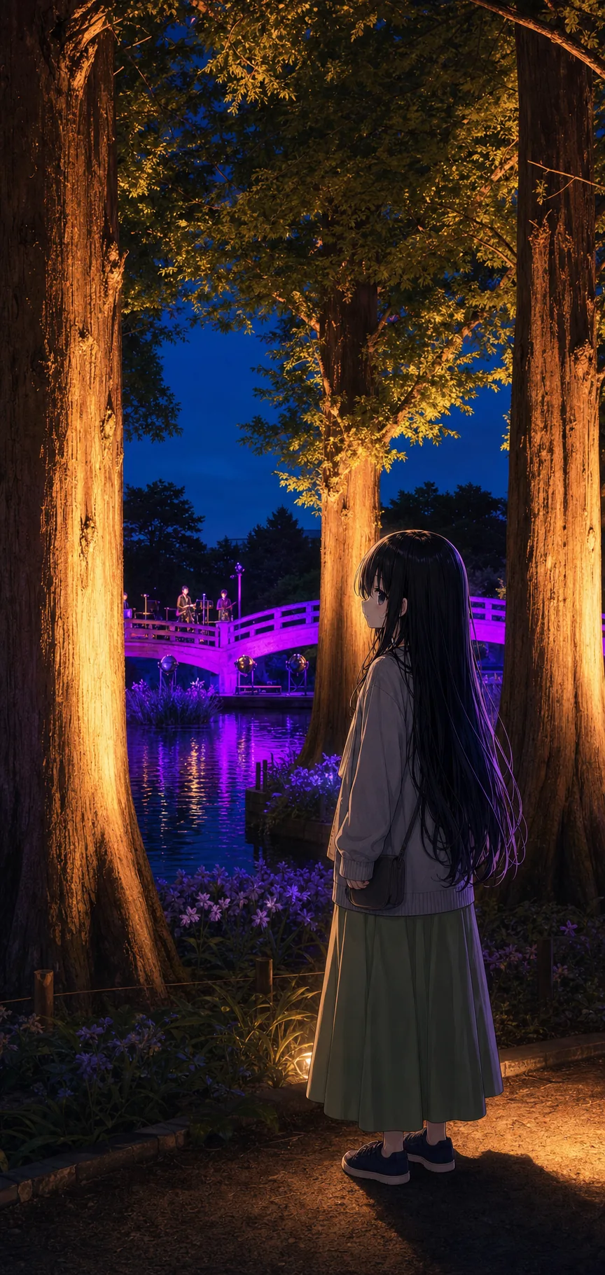 夜の池月橋。紫の光をまとって暗い水面に映る