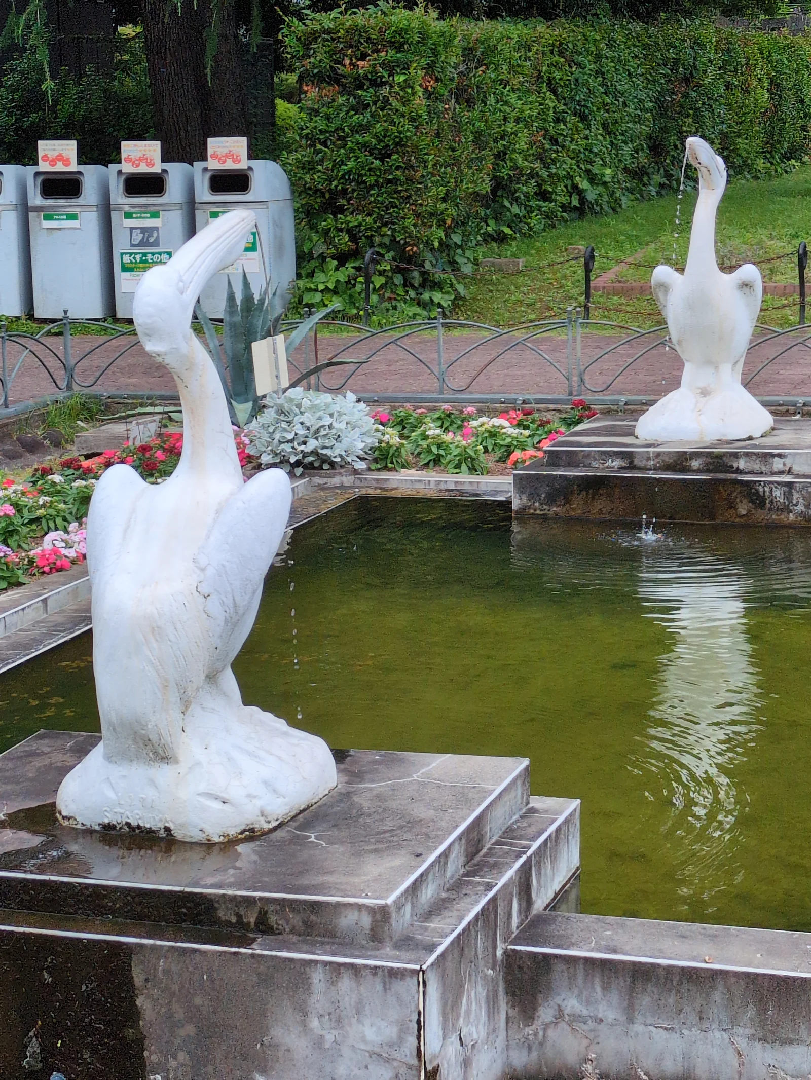 日比谷公園・第一花壇のペリカン噴水。白いペリカンが二羽、向かい合って水を落とす