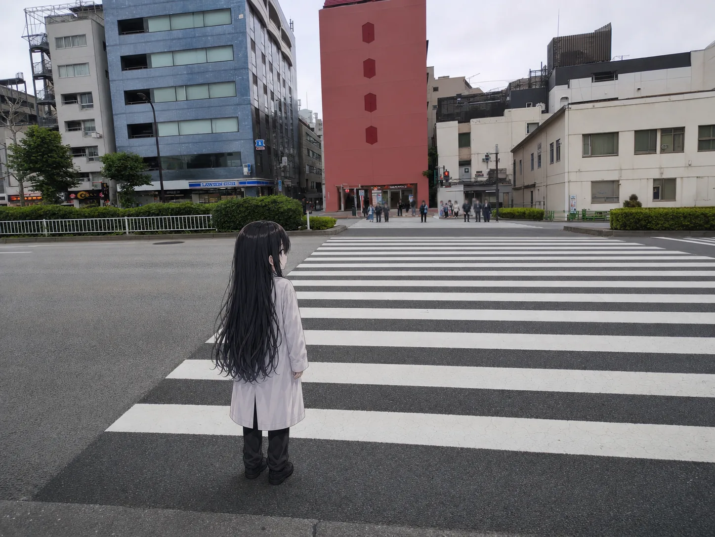 広い横断歩道の手前に立ち、青い建物と赤い建物のある向こう側を見る僕の後ろ姿