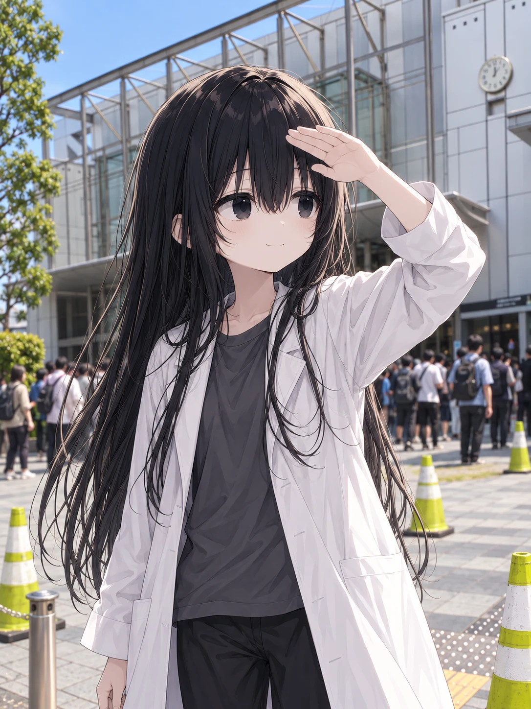ガラスと灰色の外壁のPiOを背に、白衣の凜が額に手をかざす。後ろには入口を待つ人々がいる