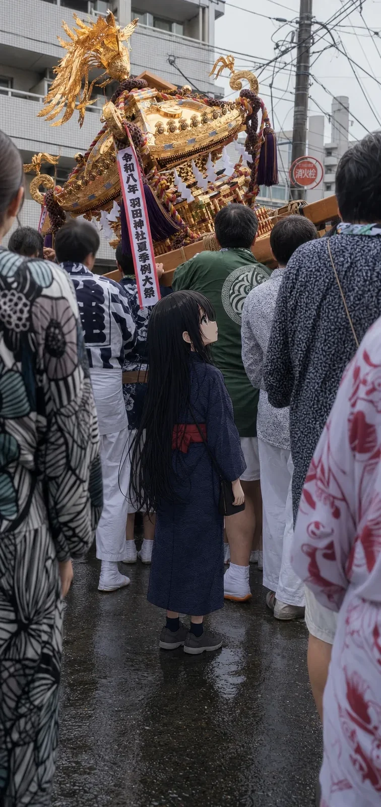羽田まつりで神輿を見る凜