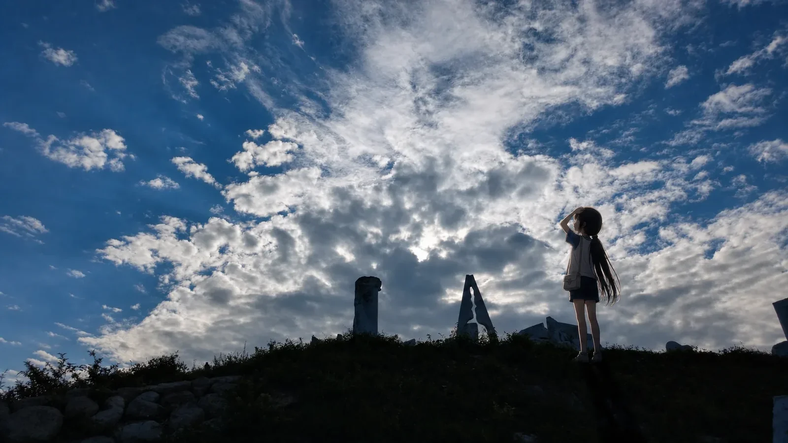 空の広がる未来心の丘に立つ凜