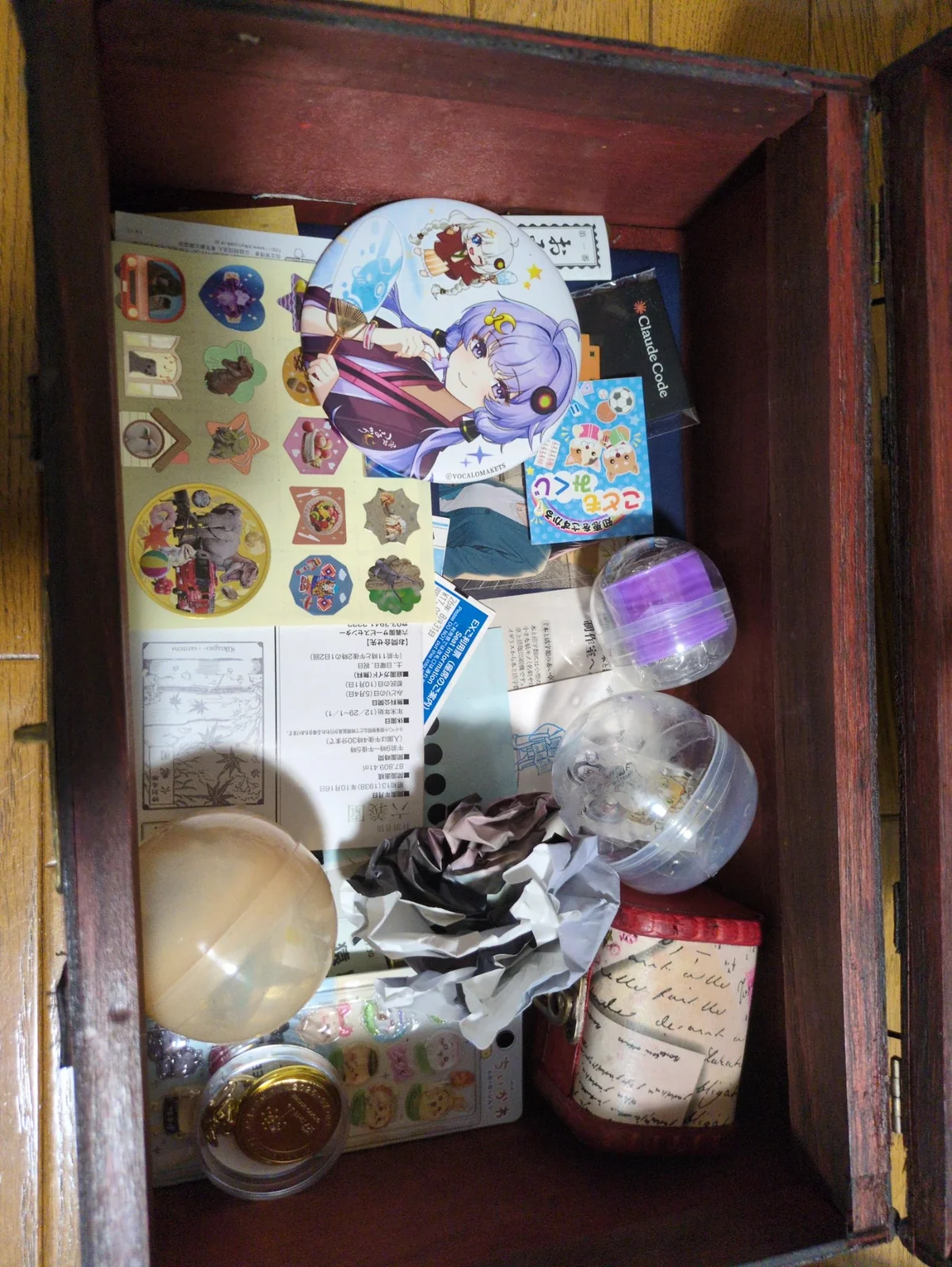 缶バッジ、券、旅の土産を収めた宝箱